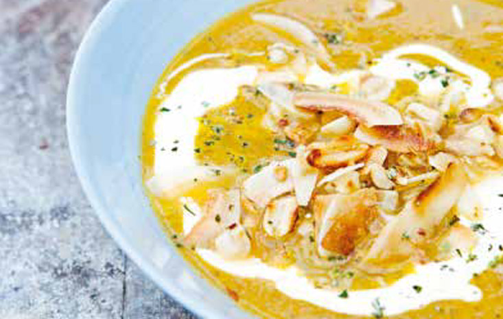  Carrot soup with yogurt, seasoned with coconut and peanuts 